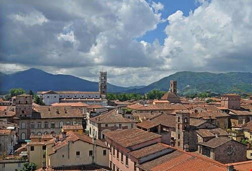 Lucca dentro Lucca Harshil.Shah - Attribution-NoDerivs (http://creativecommons.org/licenses/by-nd/2.0/) Harshil.Shah