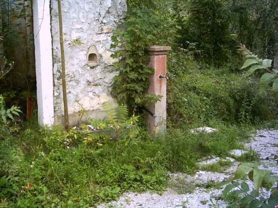  ...fontanella a servizio del borgo, a lato della chiesetta ...come era nel 2001  