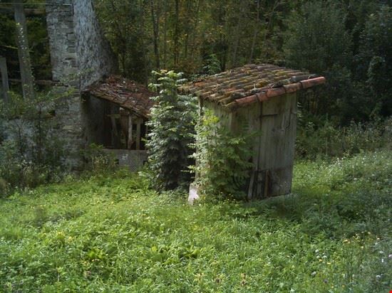  ...uno dei tipici "Cagadours" del Borgo ...come era nel 2001  