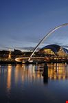 Veduta notturna del Millennium Bridge