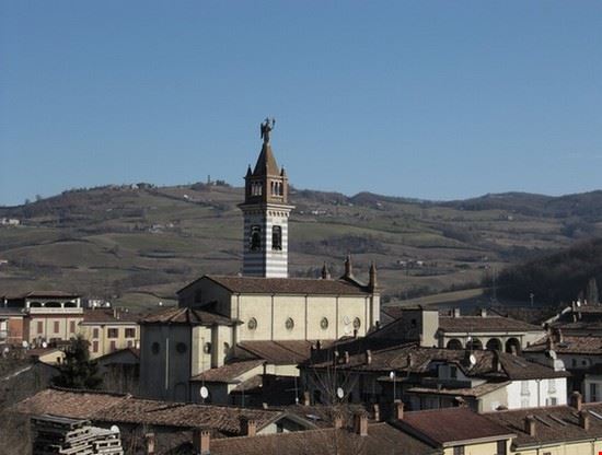  Santuario Beata Vergine della Quercia fotografato all' esterno nella parte destra .  