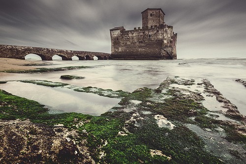 È a meno di un'ora da Roma ed è uno straordinario caso di spiaggia-fortezza in Italia