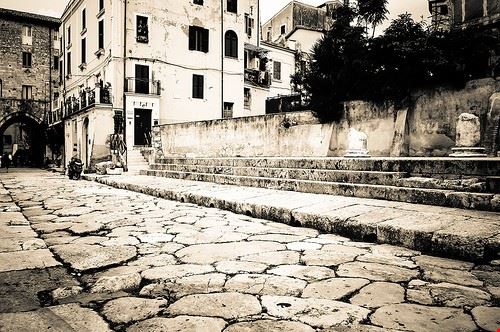 Via Appia - Bushtick - Bushtick - Attribution-NonCommercial-ShareAlike (http://creativecommons.org/licenses/by-nc-sa/2.0/)