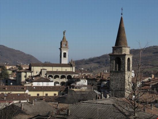  Campanili a Bettola nella parte di San Giovanni .
A sinistra quello del Santuario Beata Vergine della Quercia l' altro apparteneva all' oratorio di Piazza Sant' Ambrogio ( o anche detto Borgo Sant' Ambrogio ) .  