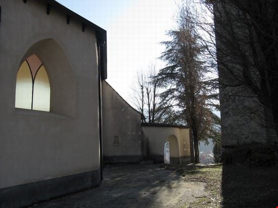  Parte destra della Cappella dell' apparizione .
Nell' immagine si vede anche il Santuario Beata Vergine della Quercia .  