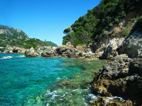 Paleokastritsa Anche le spiagge più popolate, se raggirate, regalano scorci magici e tranquilli..  