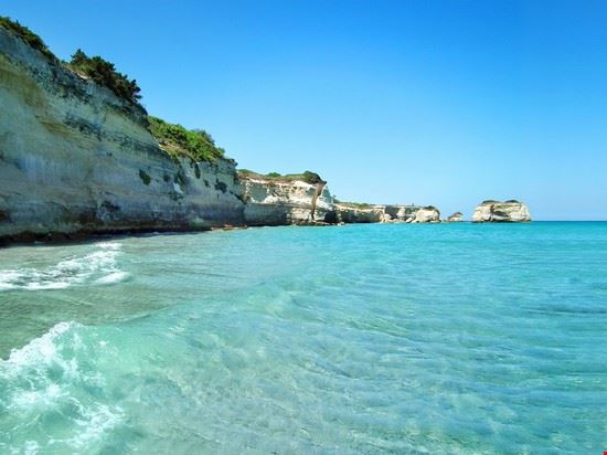  Piccole spiagge nascoste ai piedi di splendide falesie; un luogo ancora selvaggio e pieno di storia..  