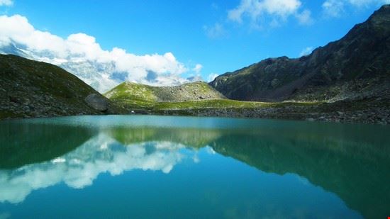 Lago delle Fate Questo magnifico lago, formatosi ai piedi dell'omonimo ghiacciaio, rimane una meta d'obbligo per gli amanti della montagna, delle escursioni e della natura. E' facilmente raggiungibile in funivia da Pecetto (frazione di Macugnaga) o a piedi con una piacevole e breve escursione dal rifugio Zamboni-Zappa.  