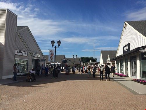 Woodbury Outlet - shinya - shinya - Attribution-NoDerivs (http://creativecommons.org/licenses/by-nd/2.0/)