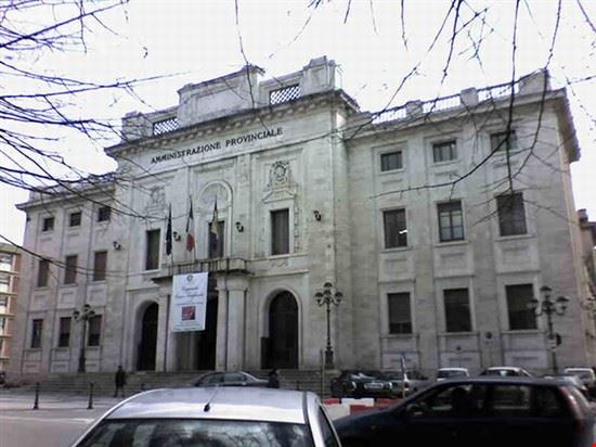  http://it.wikipedia.org/wiki/Frosinone#/media/File:Palazzo_Provincia_Frosinone.png Luca P. - CC BY-SA 3.0 Luca P.