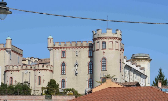 Il castello visto dalla piazza