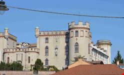 Il castello visto dalla piazza