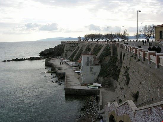 Piazza Bovio Piombino Sailko - CC BY 2.5 Sailko
