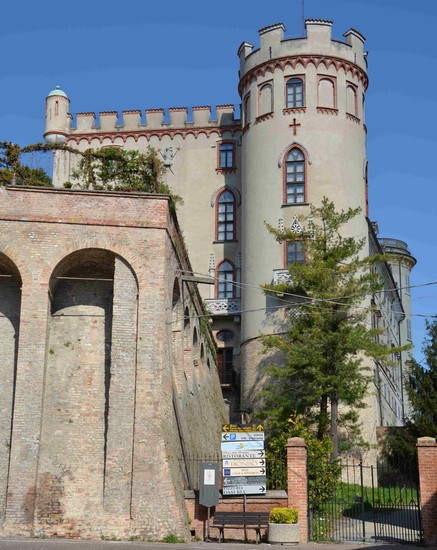 La torre e l'ingresso al castello.