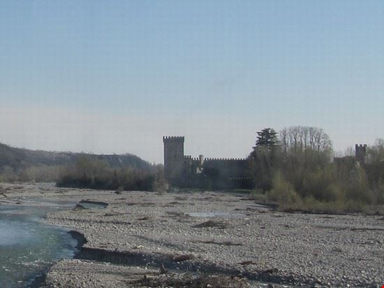  Il Castello di Riva era stato costruito nel 1277 con le pietre del torrente .
Si trova sulla riva destra del Torrente Nure .
Castello fotografato dal ponte di Carmiano ( Vigolzone ) .  