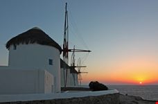 I famosi mulini a vento dell'isola al tramonto