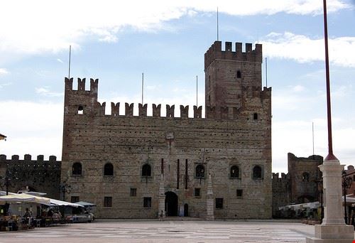 Castello superiore - Birnardo - Birnardo - Attribution-NonCommercial-ShareAlike (http://creativecommons.org/licenses/by-nc-sa/2.0/)