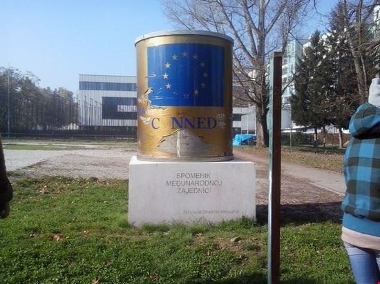  questo barattolo gigante è il ringraziamento della popolazione per gli aiuti umanitari ricevuti durante l'assedio. Peccato che fossero immangiabili e scaduti da anni, carne dei tempi della guerra in Vietnam. L'ironia bosniaca ha trasformato questa vergogna in monumento. A vent'anni dall'assedio è parecchio rovinato e non si leggono bene le scritte, ma la vergogna che si prova è ancora viva.  