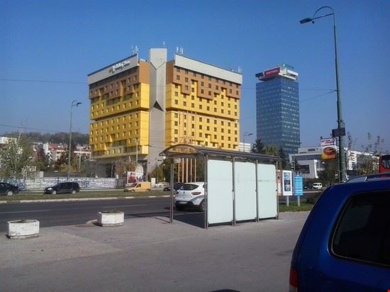  L'Hotel dove i giornalisti alloggiavano durante l'assedio.
Ora completamente restaurato.
A quest'altezza si comincia la visita della città con il Museo Nazionale (chiuso) il Museo dell'assedio, il caffè Tito.  