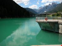 Il lago ed il paese visti dalla diga.