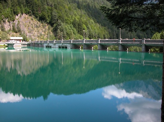 La diga vista dalla riva sud.