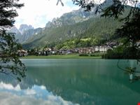 Auronzo visto dalla riva sud del lago Santa Caterina.