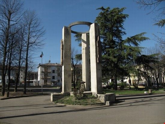  Monumento ai Caduti all' Interno dei Giardini in Via Vittorio Veneto .  