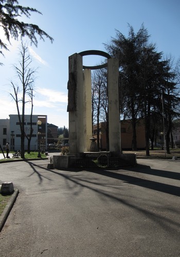 Monumento ai Caduti e edificio scolastico