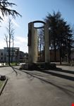 Monumento ai Caduti e edificio scolastico