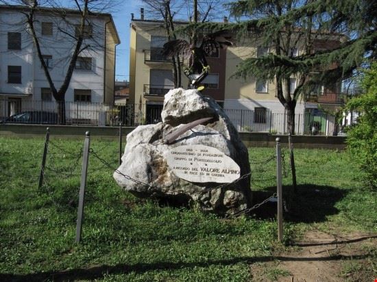  Nei Giardini di Via Vittorio Veneto , oltre al Monumento ai Caduti , si trova anche il monumento che ricorda l' anno di fondazione del Gruppo Alpini di Ponte dell' Olio che è stato collocato , a destra nel parco giochi  , nel 2008 .
Si tratta di un sasso , che proviene dalle Prealpi Bresciane , dove vi è posta una targa , una grande penna in rame ( come quelle poste sui cappelli degli Alpini ) ed un Aquila in ferro battuto. 
Sulla targa è anche presente la scritta " A ricordo del valore alpino in pace ed in guerra " .  