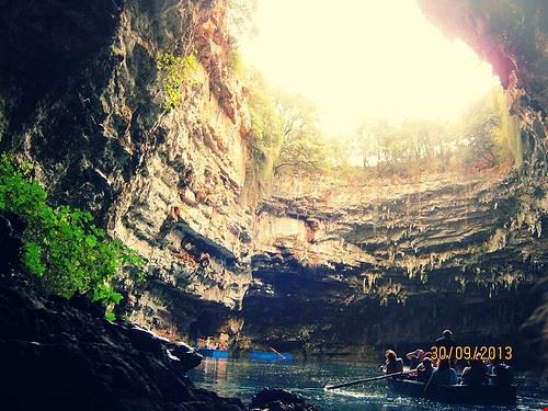 Grotta di Melissani Cefalonia tripandtravelblog - Attribution License (http://creativecommons.org/licenses/by/2.0/) tripandtravelblog