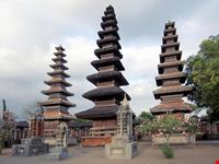 lombok pura meru mataram lombok