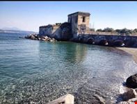 spiaggia castello baia bacoli