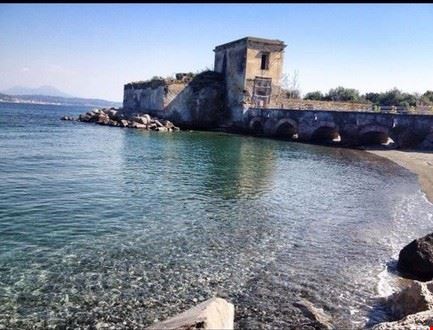 Spiaggia del Castello di Baia