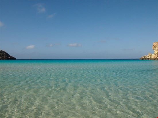 Escursione dell'Isola Vista dalla battigia di tutte le gradazioni di azzurro dell'acqua alla spiaggia dei Conigli  