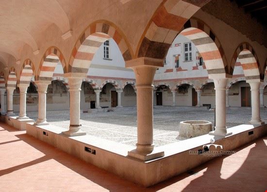  uno scorcio del chiostro.  