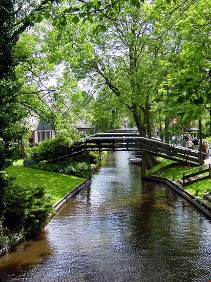 Giro tra i canali Giethoorn CrazyPhunk - CC BY 3.0 CrazyPhunk