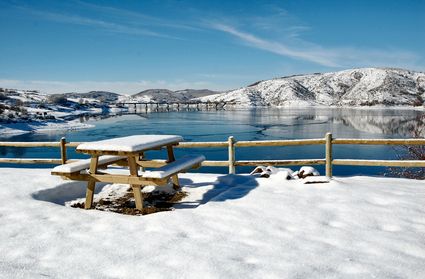 Il Lago di Campotosto innevato