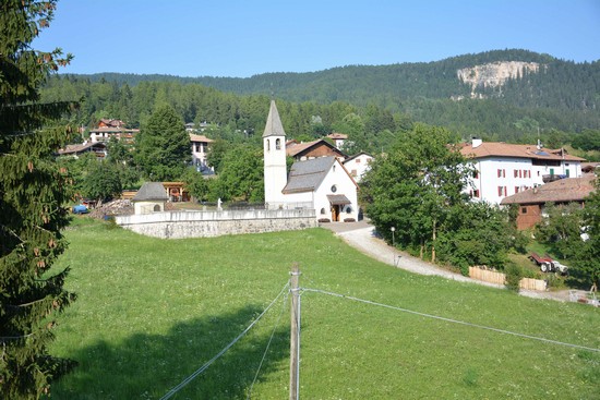 Tret: uno scorcio con la chiesa.