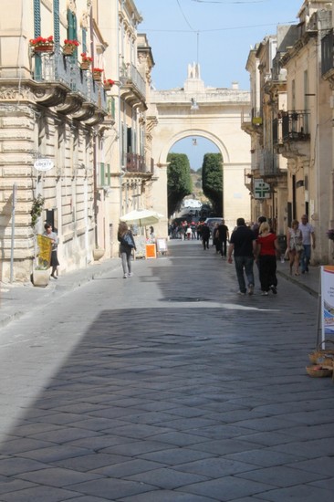 C.so Vittorio Emanuele con sfondo Porta Reale