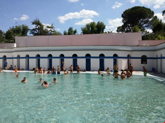  L'acqua di questa piscina termale del Parco delle Terme è molto,fredda ed è sulfurea.immergendosi si prova una sensazione di relax e rigenerante  