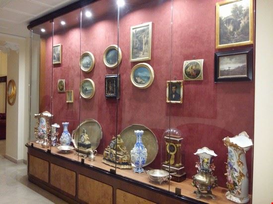  Esposizione di oggetti d'arte in ceramica di epoca fine 800  
