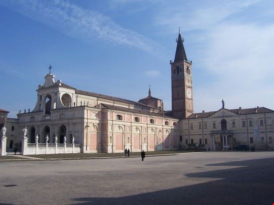 Piazza Matilde di Canossa