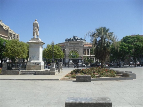 Teatro Politeama e Piazza Garibaldi