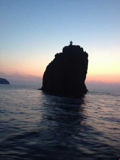  Strombolicchio al tramonto visto da Stromboli  
