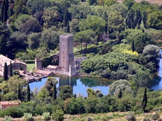 Giardini di Ninfa, l’oasi naturale a Cisterna di Latina Sermoneta  