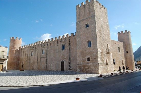 Castello dei Conti di Modica - Esculapio - Esculapio - https://it.wikipedia.org