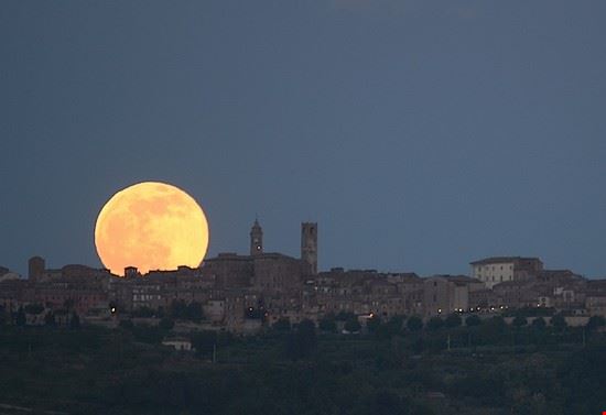  Progetto AlbadiPlenilunio, la Luna piena che sorge alle spalle di città e borghi di particolare interesse artistico.  