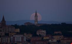 albadiplenilunio fullmoonrise sul campanile di spietro perugia