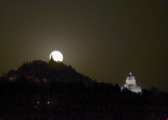  Progetto AlbadiPlenilunio: il sorgee della Luna piena dietro a città e borghi suggestivi.
FullMoonRise  